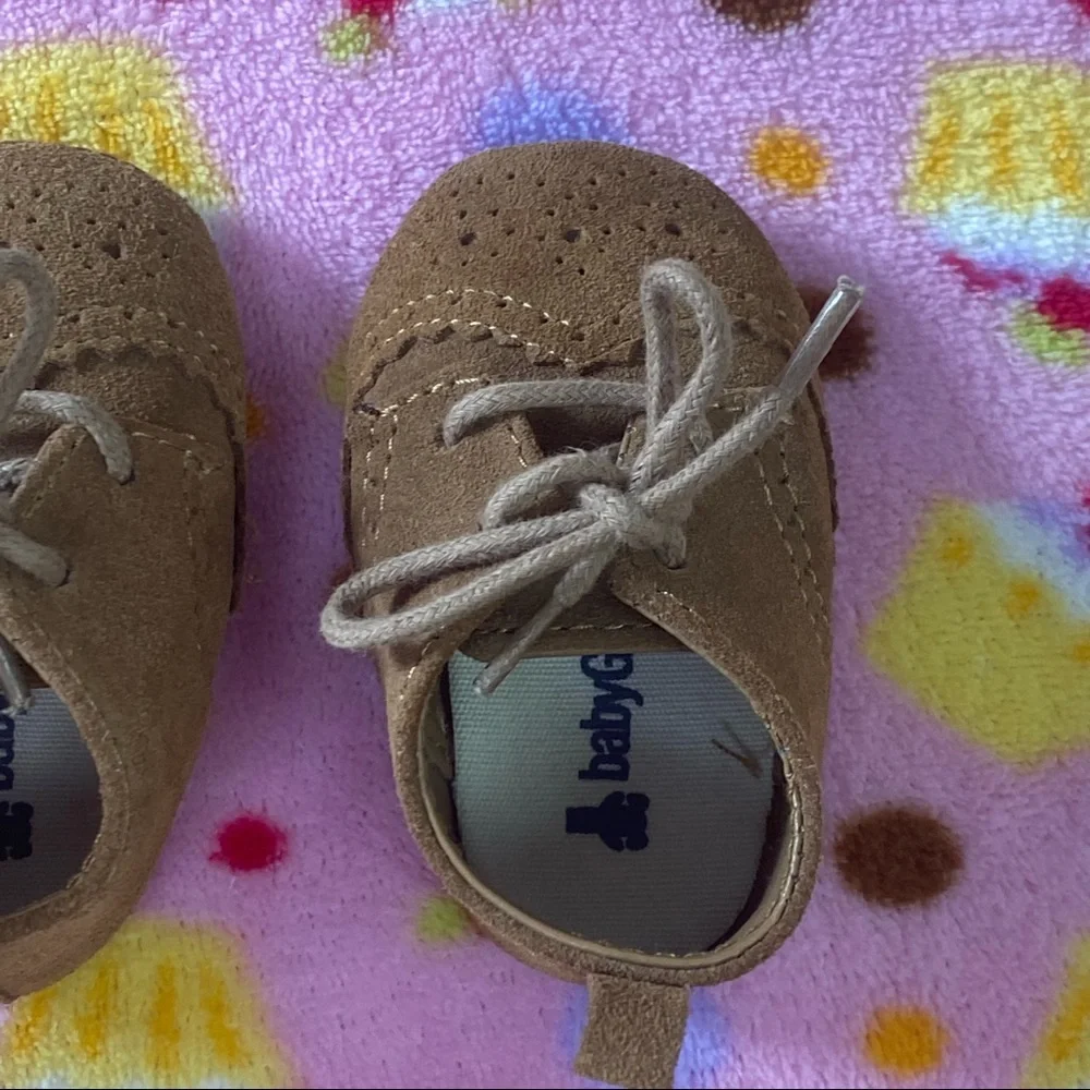 GAP Baby Boys Size 0-3 Months Tan / Brown Classic Suede Brogue Booties